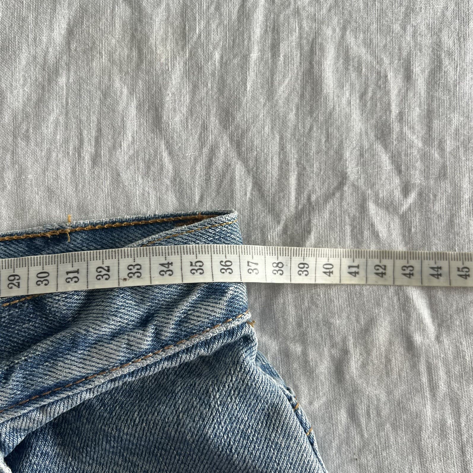 Vintage Levi’s 550 Relaxed Fit Tapered Leg Jeans Mid Blue Rigid Denim Size 28 — photo 9 of 9