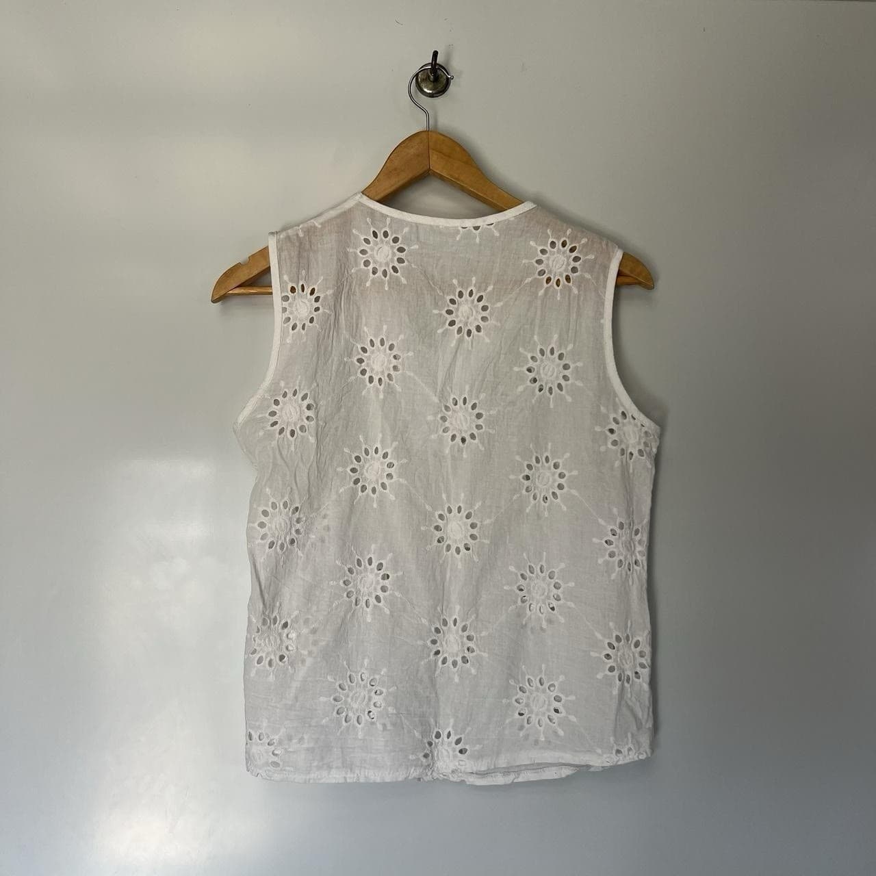 White Eyelet Lace Tank Top M Boho Embroidered Sleeveless V-Neck Blouse Sun — photo 3 of 7