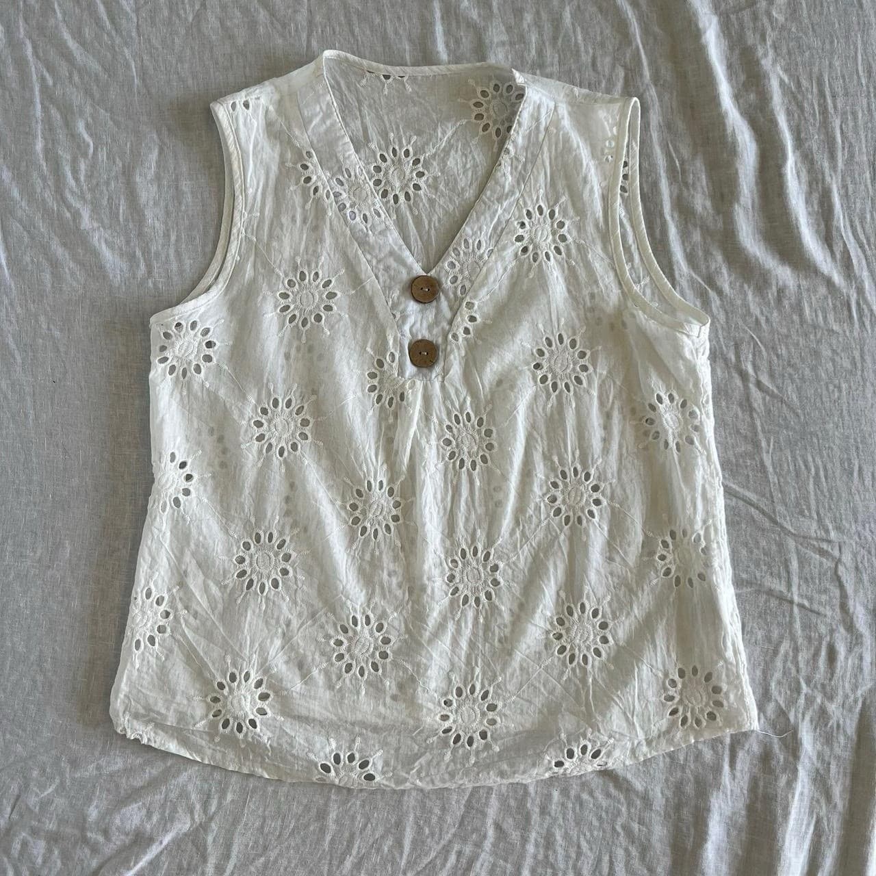 White Eyelet Lace Tank Top M Boho Embroidered Sleeveless V-Neck Blouse Sun — photo 4 of 7