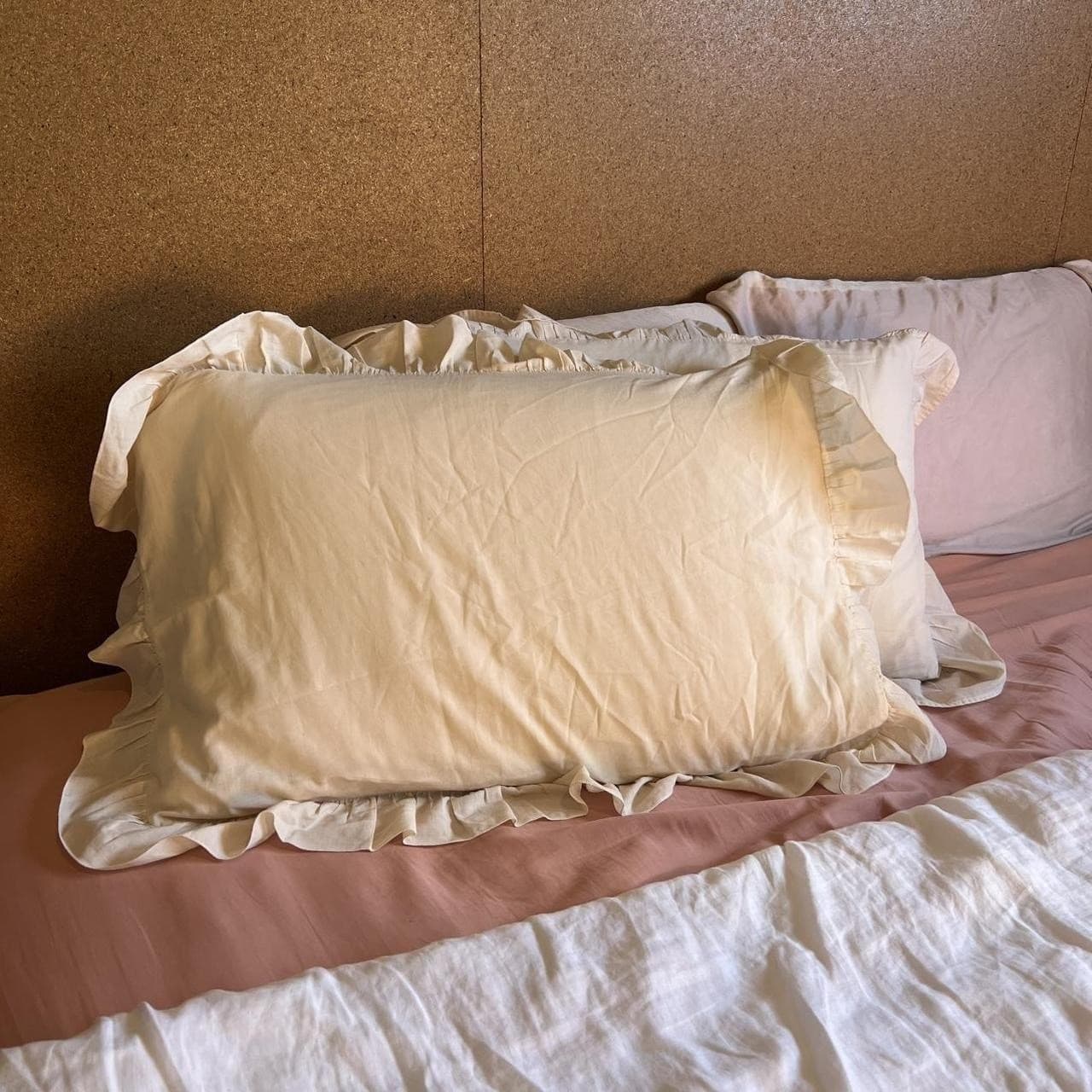 Vintage Ruffle Pillowcases Pair Standard Ivory Cream Cotton Blend Prairie — photo 3 of 6