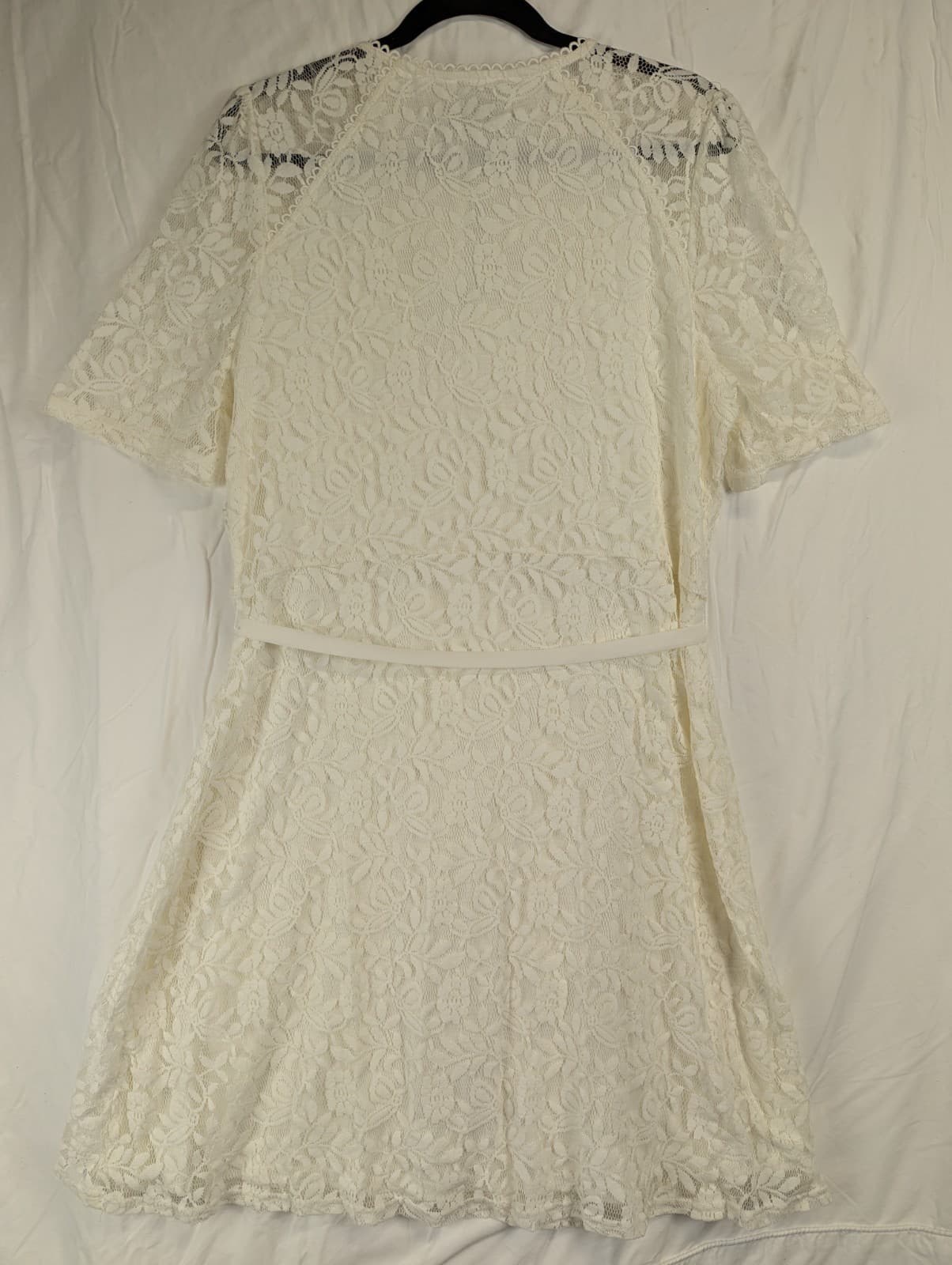 Review White Lace Shift Dress Cocktail Wedding Lace NWT Plus Size 18 US 14 — photo 10 of 12