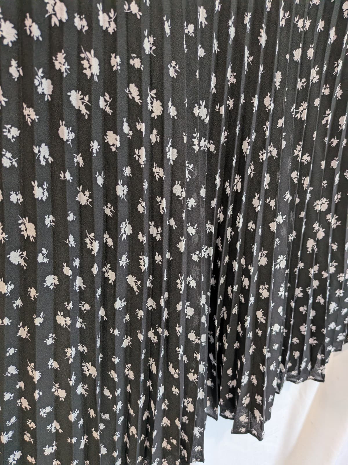 Review Floral Pleated Dress Size 12 Black White Tea Party Cocktail Retro — photo 3 of 9