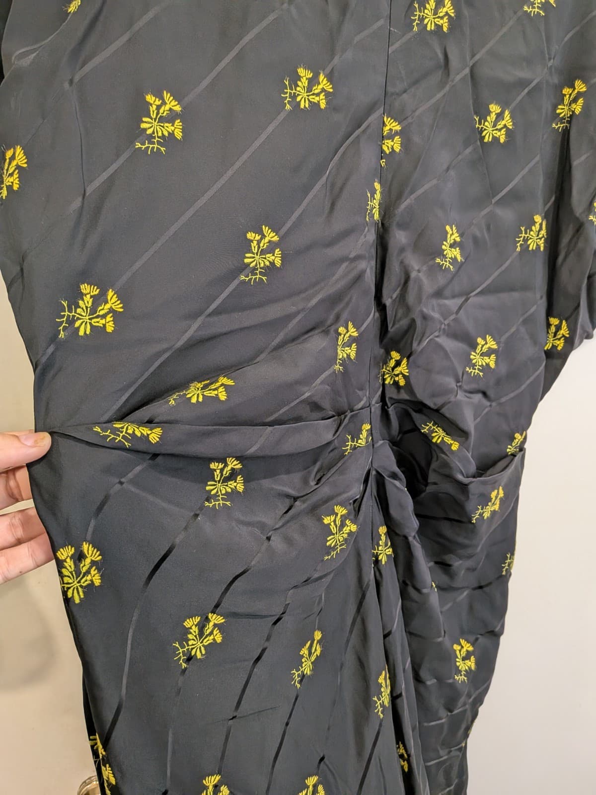 Oroton Black Embroidered Floral Midi Dress Gathered Waist Size 14 AU — photo 11 of 18