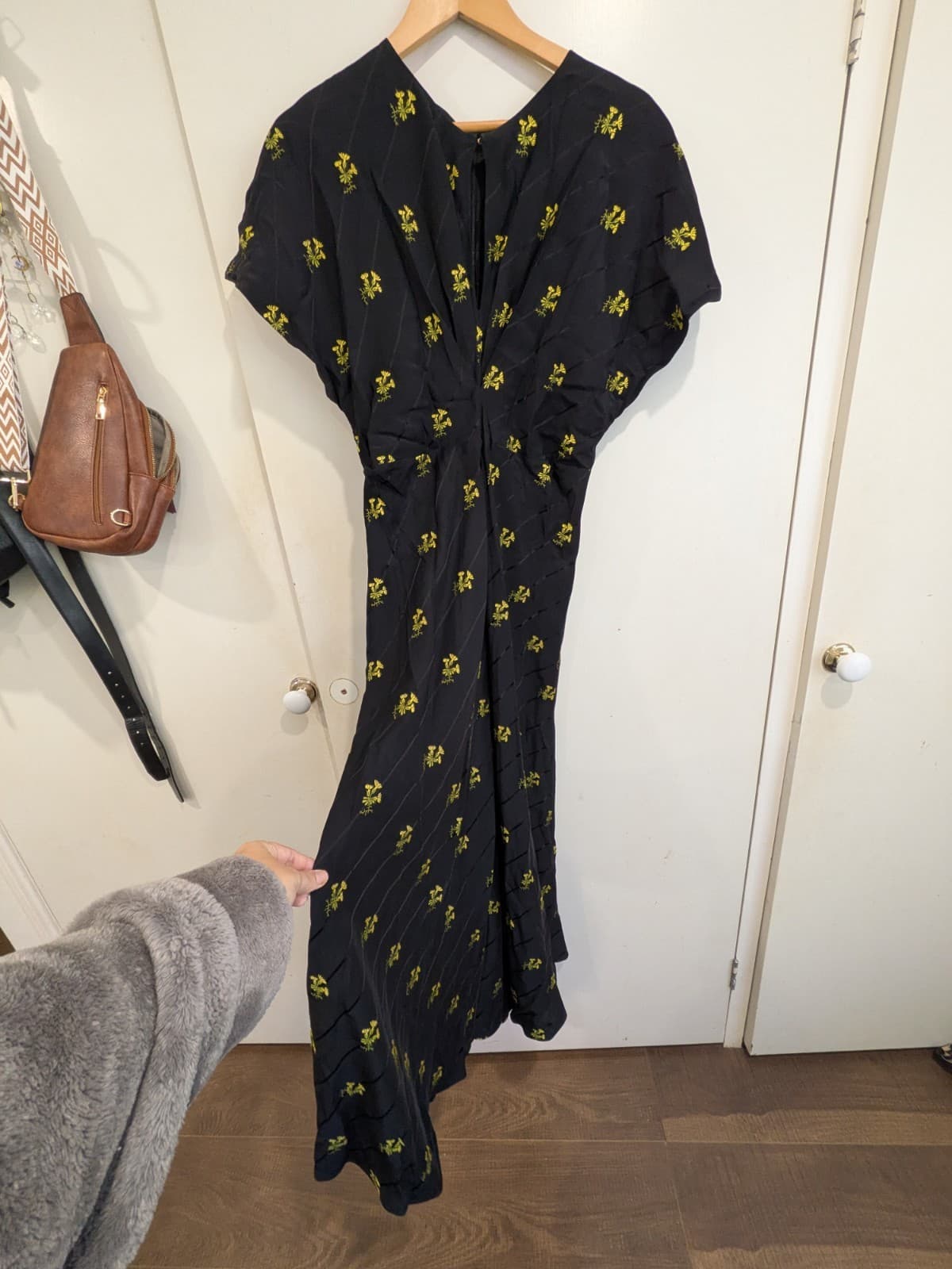 Oroton Black Embroidered Floral Midi Dress Gathered Waist Size 14 AU — photo 17 of 18