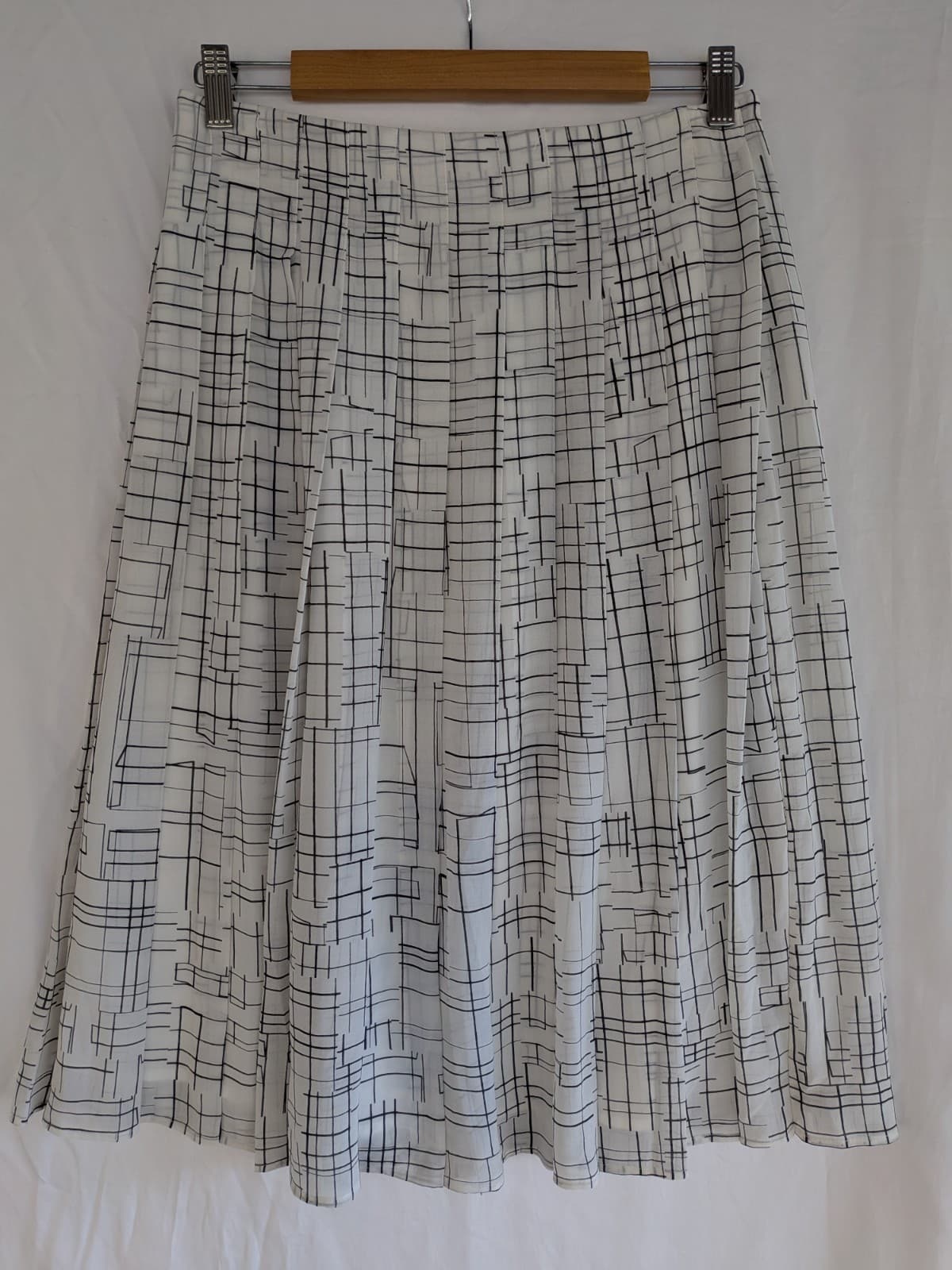 Portmans White Black Geometric Midi Skirt Size 12 Pleated A-Line Retro — photo 3 of 9