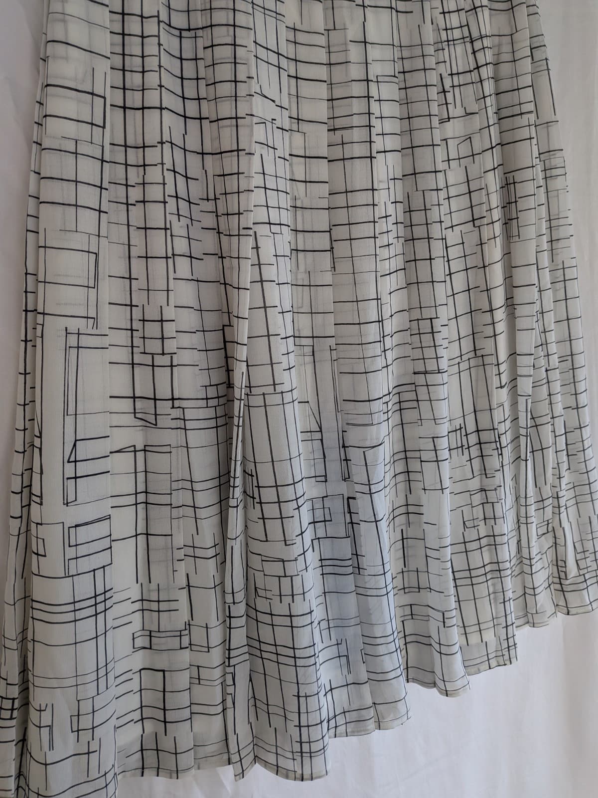 Portmans White Black Geometric Midi Skirt Size 12 Pleated A-Line Retro — photo 4 of 9