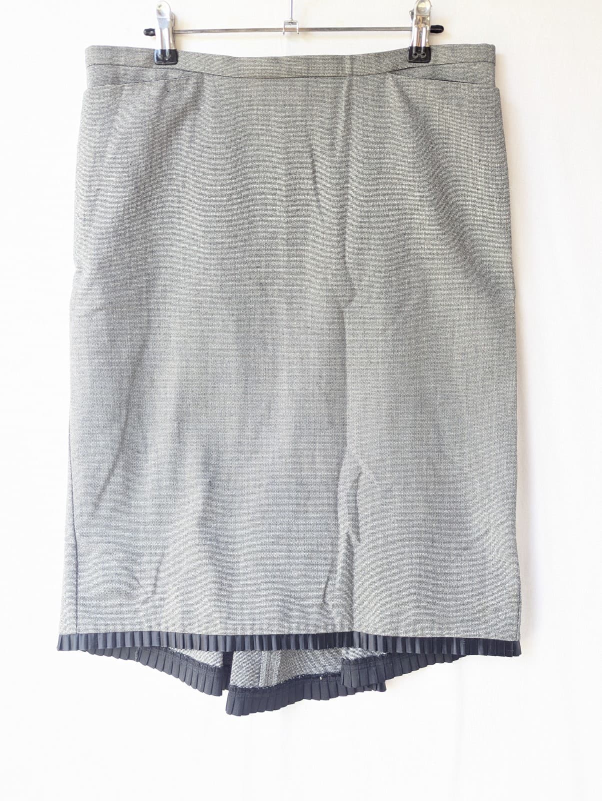Review Skirt Size 10 Aus 6 Us Grey Pleated Hem Pencil Corporate Classic 2010s — photo 3 of 9