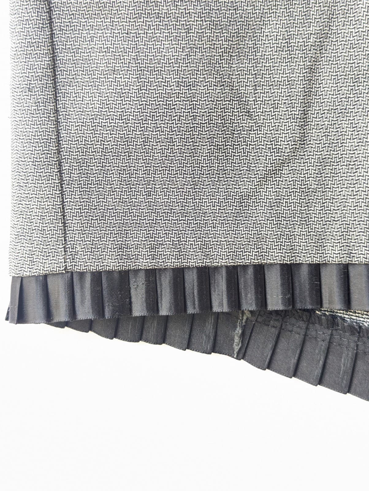 Review Skirt Size 10 Aus 6 Us Grey Pleated Hem Pencil Corporate Classic 2010s — photo 4 of 9
