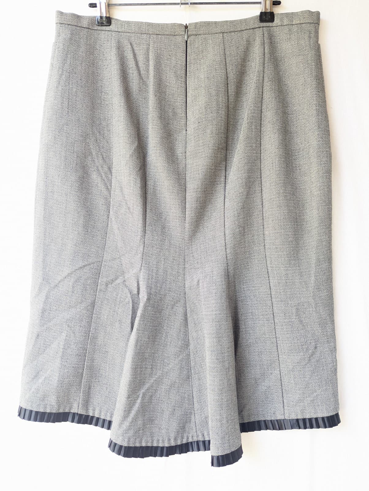 Review Skirt Size 10 Aus 6 Us Grey Pleated Hem Pencil Corporate Classic 2010s — photo 7 of 9
