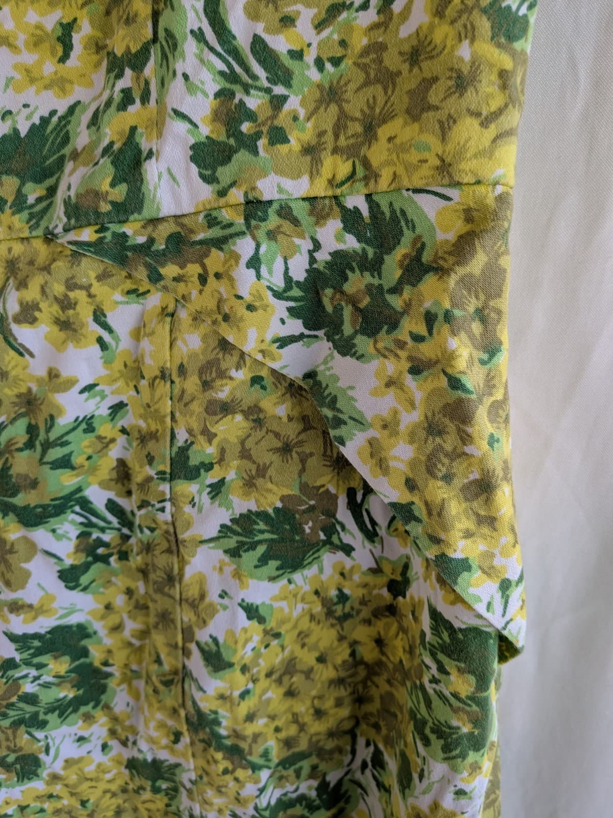 Review Dress Size 10 Green Yellow Floral Sheath Knee Length Cocktail Dress — photo 5 of 10