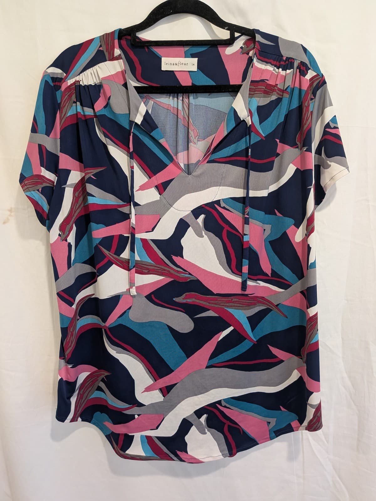 Leina & Fleur Top Size 14 Abstract Print Short Sleeve V Neck Stretch Blouse — photo 2 of 6