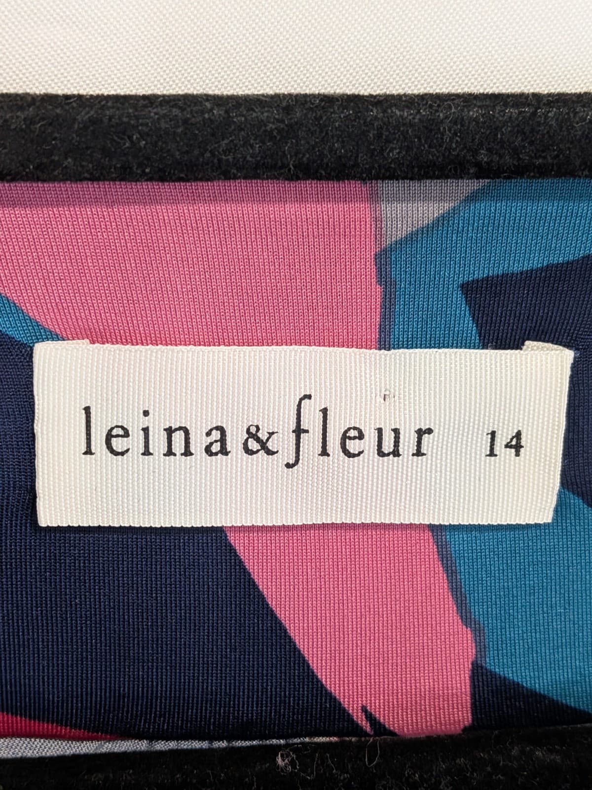 Leina & Fleur Top Size 14 Abstract Print Short Sleeve V Neck Stretch Blouse — photo 3 of 6