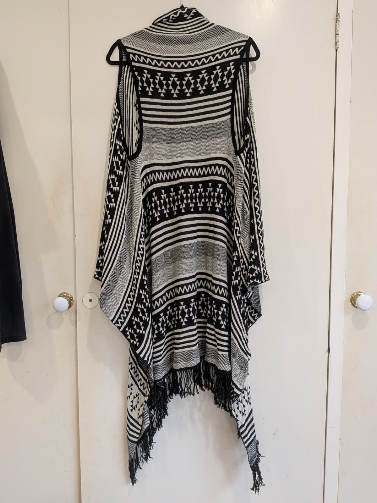 Dotti Longline Vest M Black White Aztec Fringe Boho Drape — photo 10 of 10