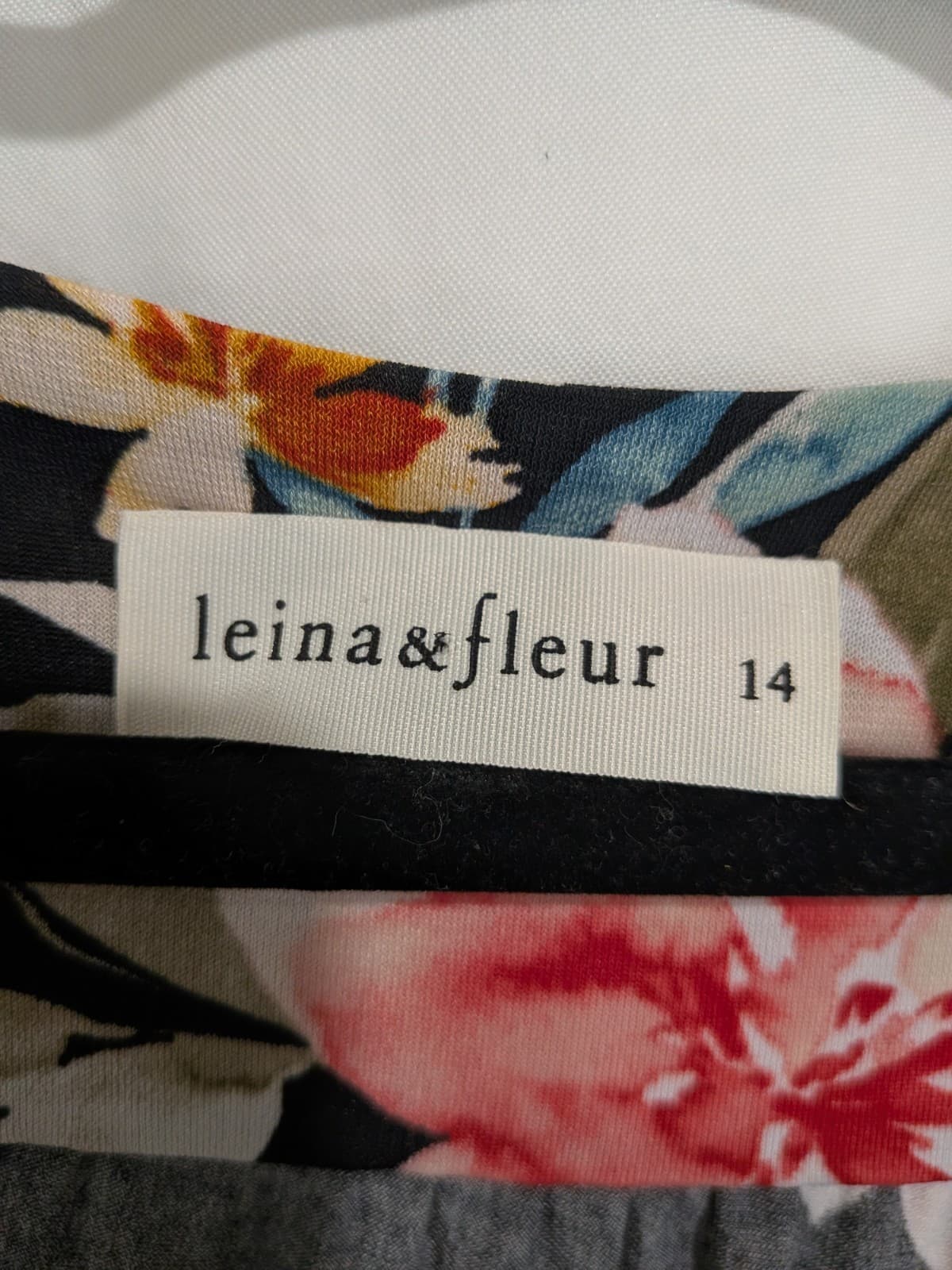 Leina & Fleur Floral Top Size 14 Black Pink Stretch V Neck Short Sleeve Blouse — photo 3 of 7