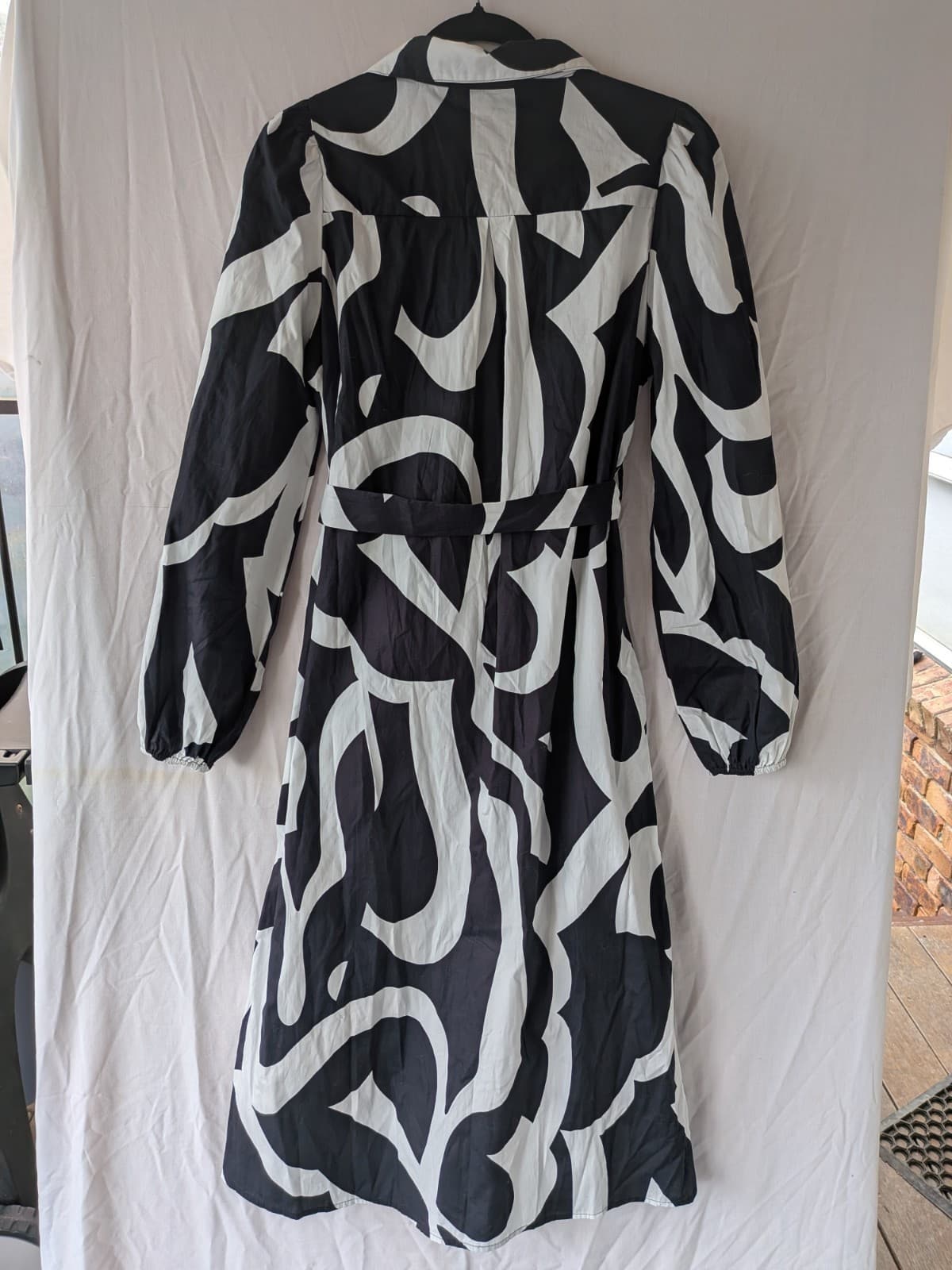 Yours Truly Shirt Dress Size 8 Black White Abstract Print Button Front Tie Waist — photo 9 of 9