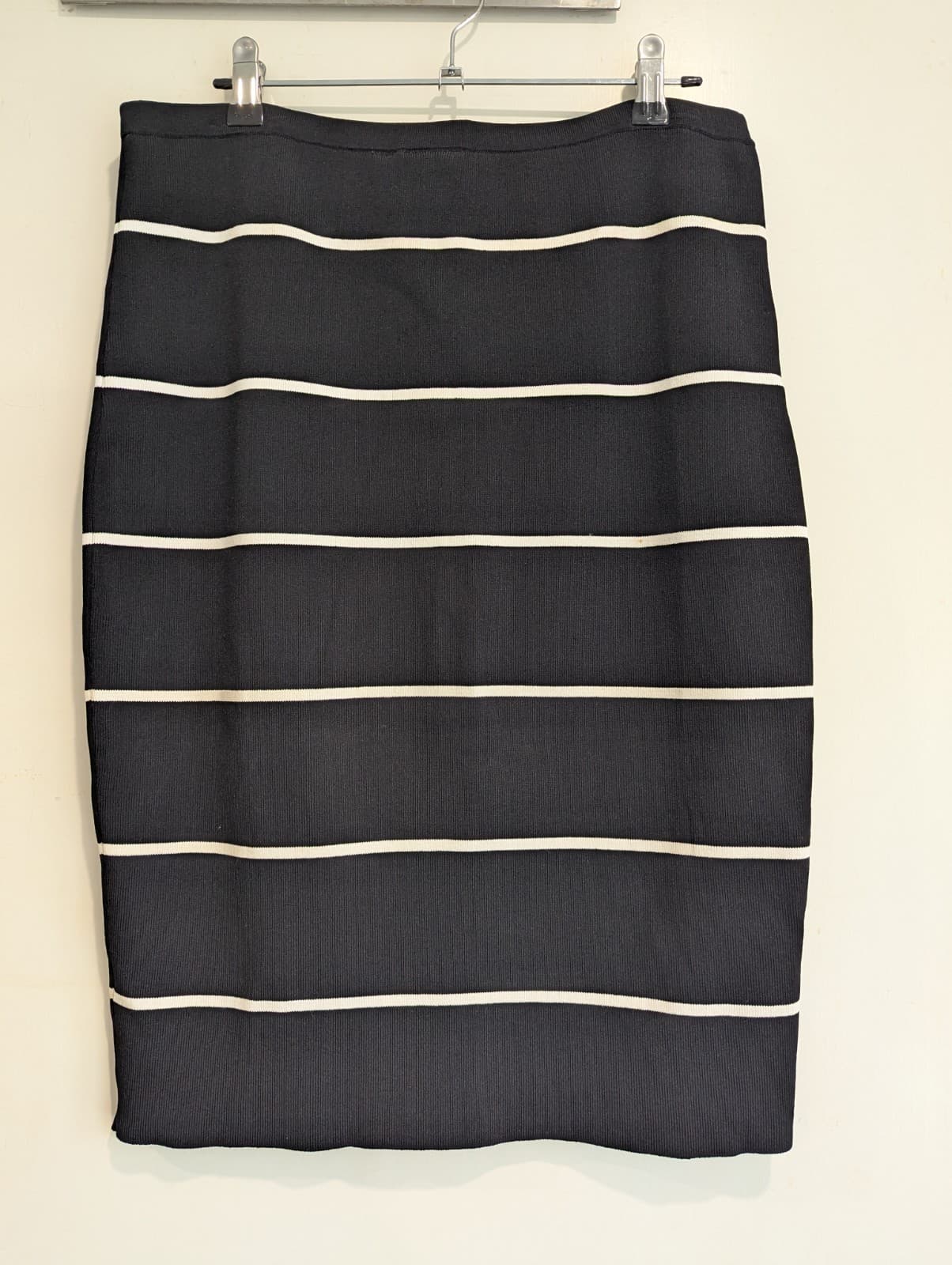 Tokito Knit Skirt Size Aus 14 US 10 Black White Stripped Viscose Pencil Workwear — photo 6 of 7