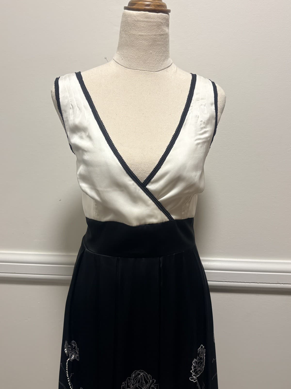 Jacquie E Dress beaded detail — photo 2 of 7