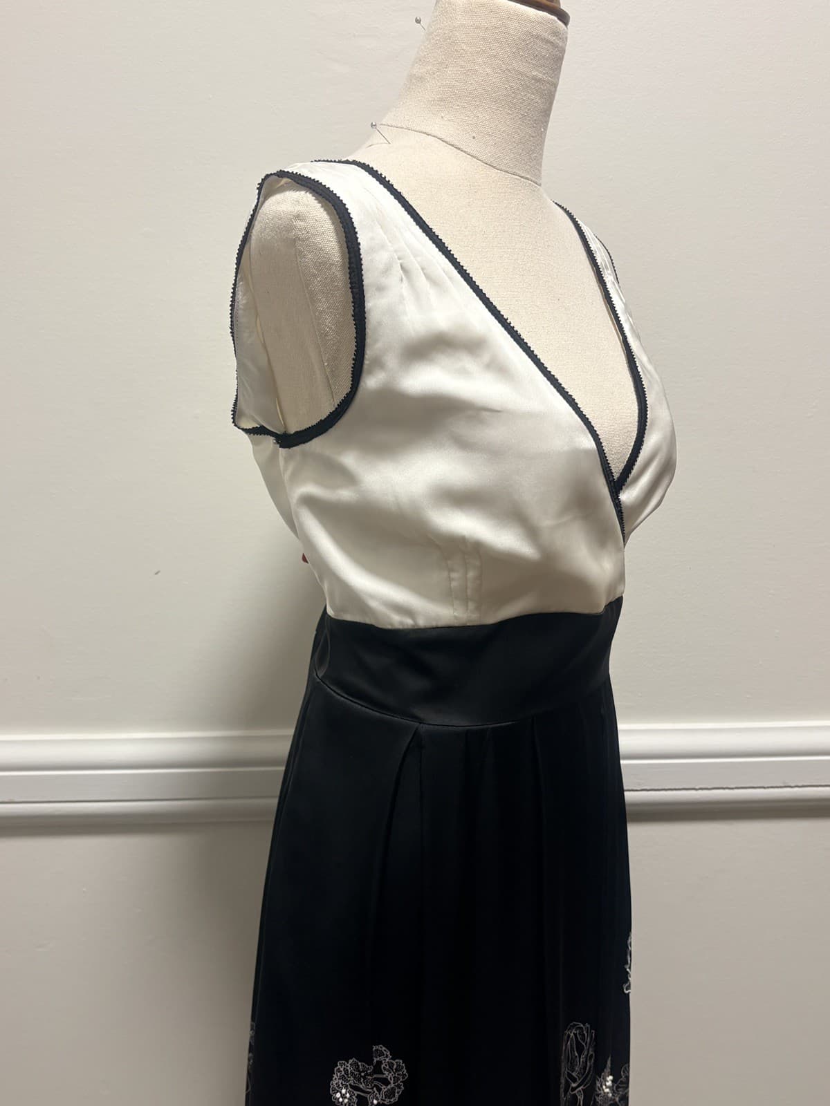 Jacquie E Dress beaded detail — photo 3 of 7