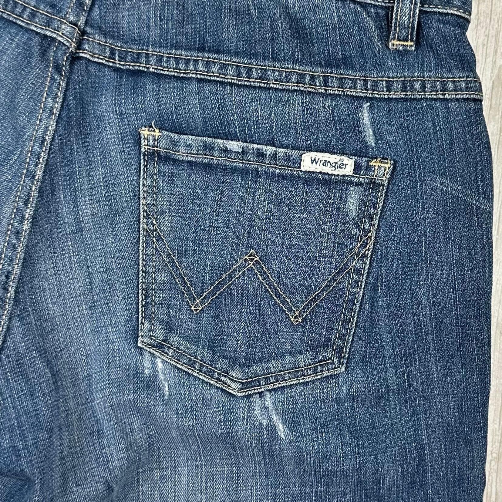 Wrangler 'Rollie' Ladies Denim Shorts Jorts - Size 8 — photo 3 of 5
