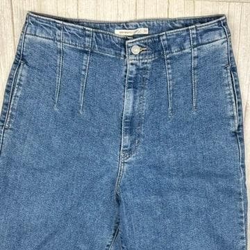 Levis Ladies ‘High Waisted Taper' Hollywood Jeans- Size 30 — photo 3 of 7