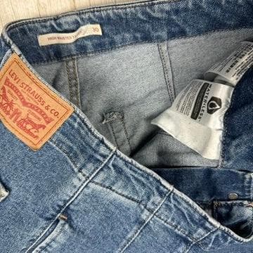 Levis Ladies ‘High Waisted Taper' Hollywood Jeans- Size 30 — photo 5 of 7