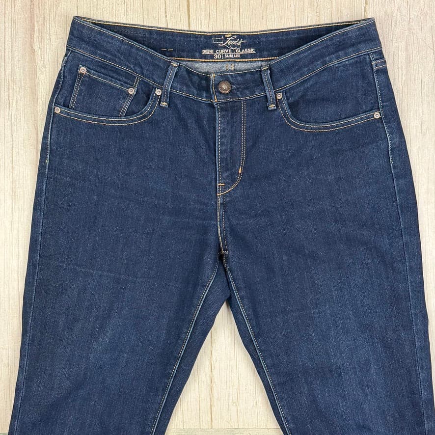 Levis Demi Curve Classic Slim Leg Ladies Jeans - Size 30 — photo 3 of 7