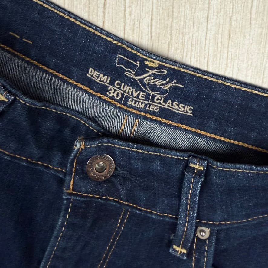 Levis Demi Curve Classic Slim Leg Ladies Jeans - Size 30 — photo 5 of 7