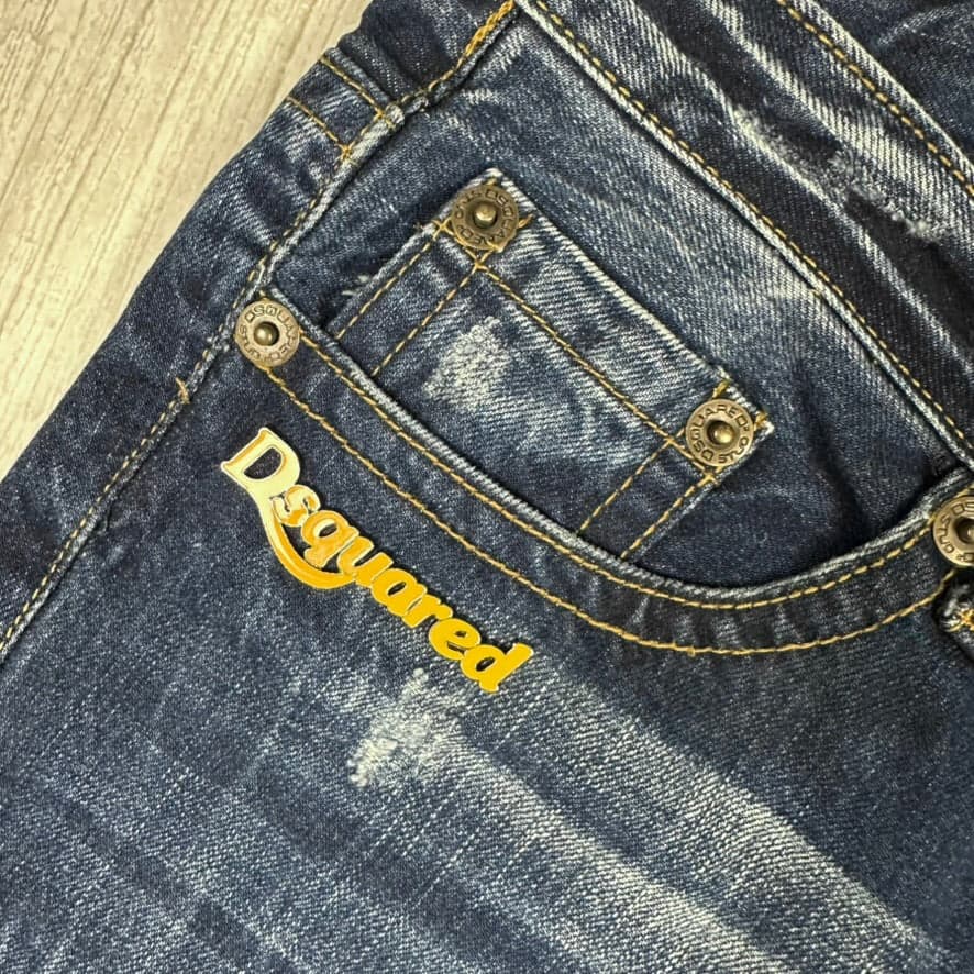 DSquared Ladies Distressed Straight Leg Jeans- Suit Size 9/10 — photo 6 of 8