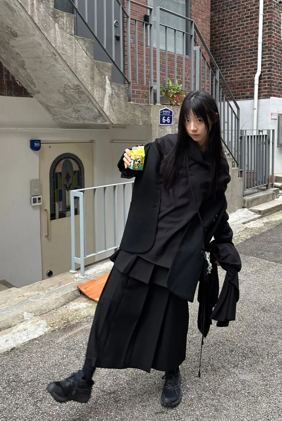 Angura Kei aesthetic — The individuals are wearing modified hakama and traditional tops with dark, theatrical makeup, directly referencing the description's core elements.