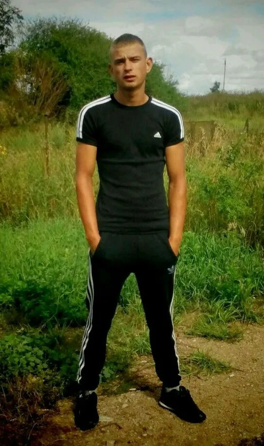 Dresiarz aesthetic — Classic Adidas tracksuit with three stripes, buzz cut, and posture, perfectly embodying the Dresiarz aesthetic.
