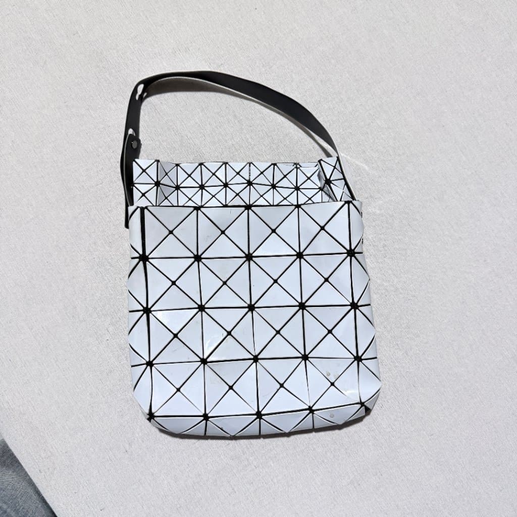 Bao Bao Issey Miyake Lucent One-Shoulder Bag White — photo 2 of 9