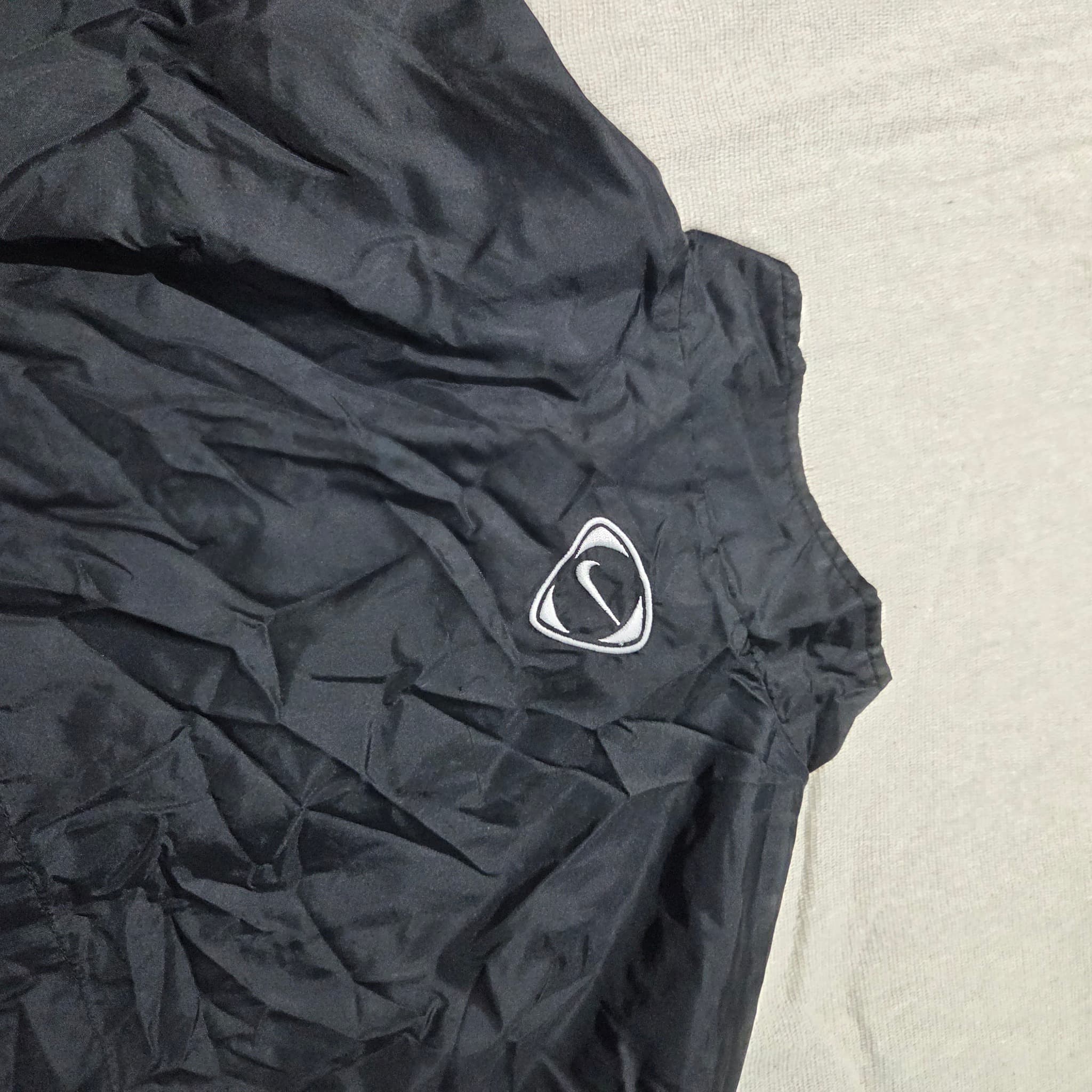 Nike Men's Black Full-Zip Lightweight Windbreaker Jacket — photo 4 of 4